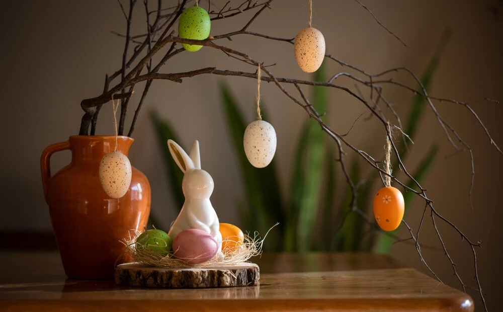 Idejas, kā gaumīgi uzklāt Lieldienu galdu, neiztērējot daudz naudas