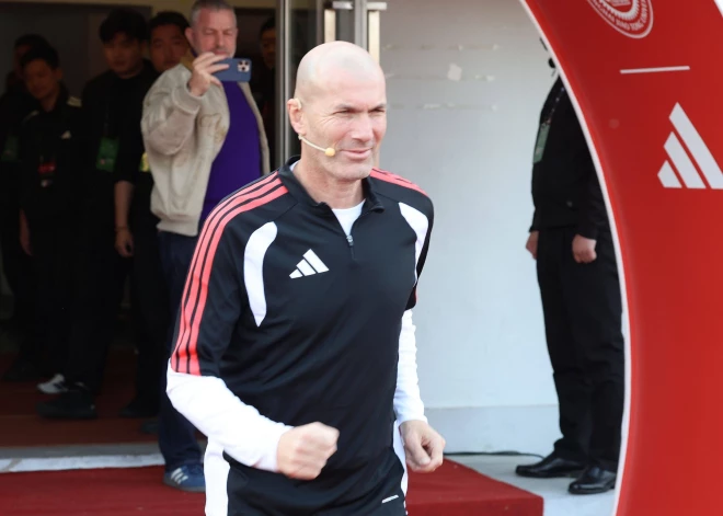 Par jauno Francijas futbola izlases treneri varētu kļūt leģendārais Zidāns