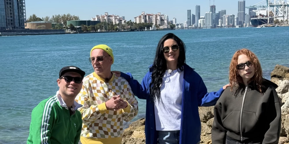 Četras spilgtas personības - dziedātāja Antra Stafecka, mūziķis Ralfs Eilands, aktrise Marija Linarte un radio balss Artis Volfs - dodas pāri okeānam.