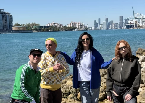 Četras spilgtas personības - dziedātāja Antra Stafecka, mūziķis Ralfs Eilands, aktrise Marija Linarte un radio balss Artis Volfs - dodas pāri okeānam.