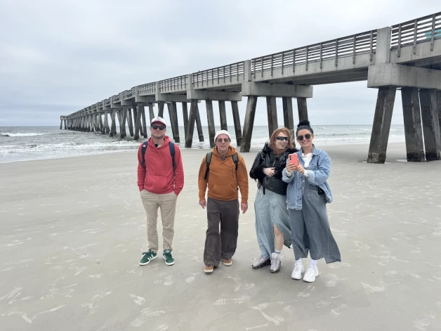 Četras spilgtas personības - dziedātāja Antra Stafecka, mūziķis Ralfs Eilands, aktrise Marija Linarte un radio balss Artis Volfs - dodas pāri okeānam