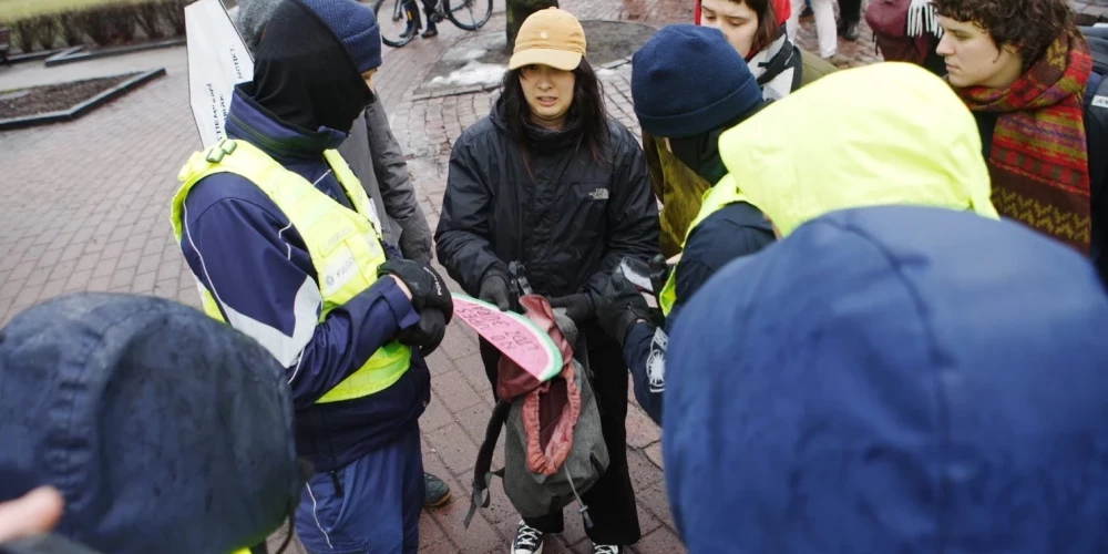 Vien mēnesi pēc tam, kad Rīgas dome neatļāva "Par brīvu Palestīnu" rīkot atbalsta akciju Palestīnai, noritēja cita nereģistrētās kustības akcija. Tās laikā tika pamanīta aktīviste ar antisemītisku saukli. Iejaucās Valsts policija un veica pārrunas.