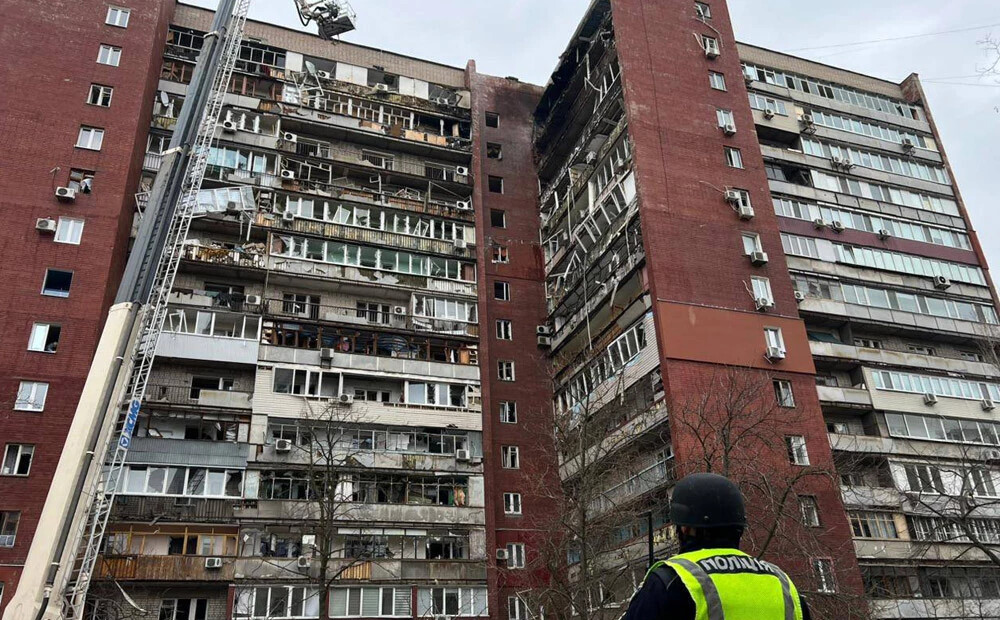 VIDEO: krievu okupantu drons Dnipro ietriecies 14 stāvu dzīvojamā ēkā