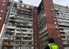 VIDEO: krievu okupantu drons Dnipro ietriecies 14 stāvu dzīvojamā ēkā