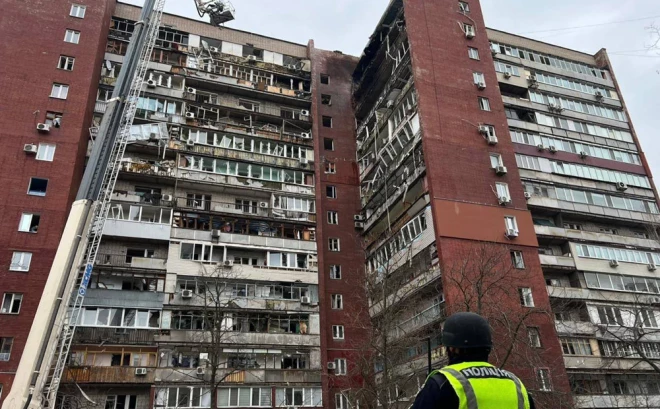 Okupantu drona triecienā Dnipro cietusī daudzstāvu ēka.