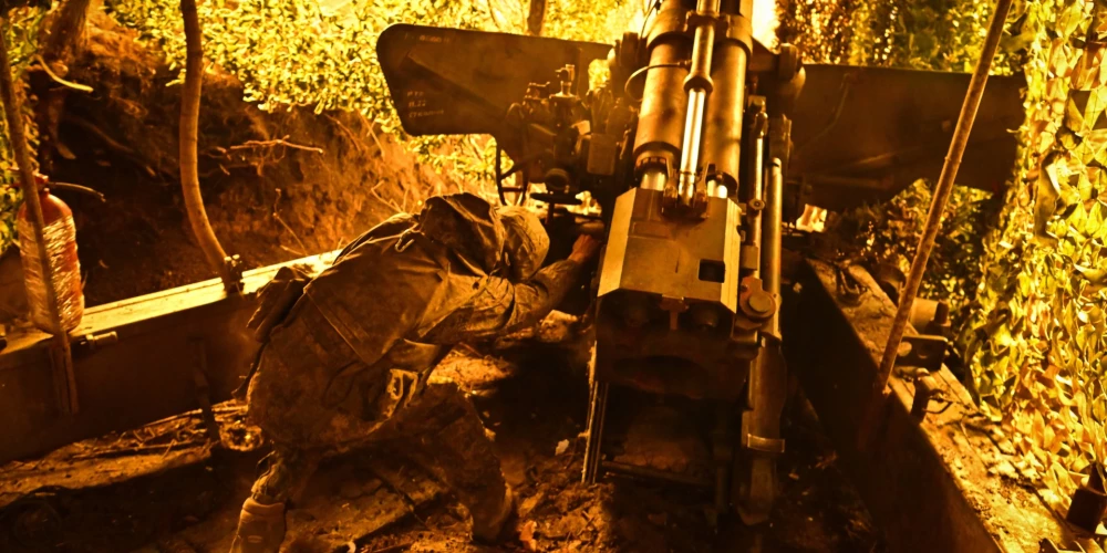 Российский военнослужащий ведет огонь из пушки в Донецкой области, Украина, 18 марта 2026 года.