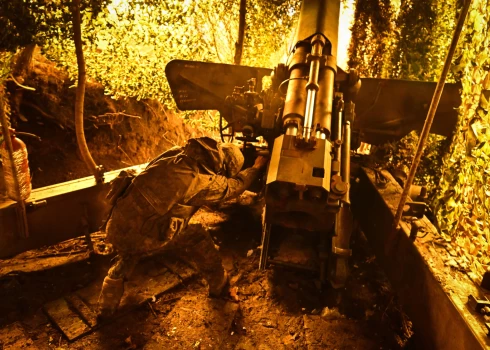 Российский военнослужащий ведет огонь из пушки в Донецкой области, Украина, 18 марта 2026 года.