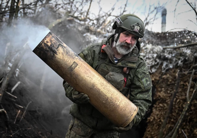 Российский военнослужащий, обслуживающий буксируемую гаубицу "Гиацинт-Б", несет гильзу снаряда.