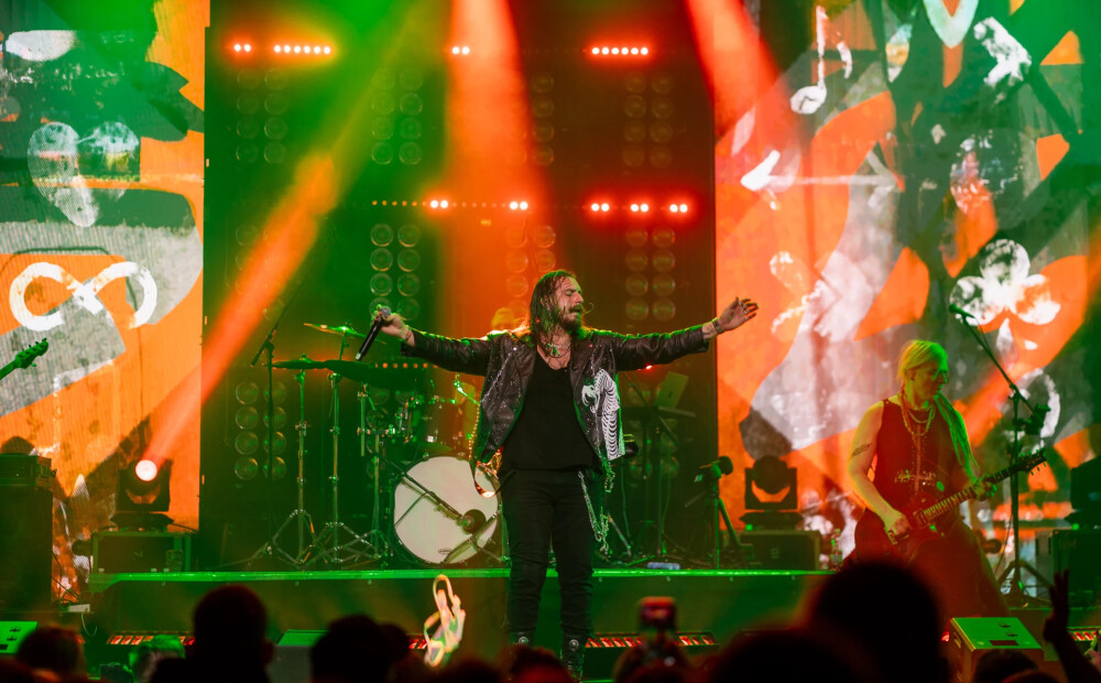 FOTO: Miks Galvanovskis ar jaudīgiem koncertiem nosvin 10 gadus mūzikā