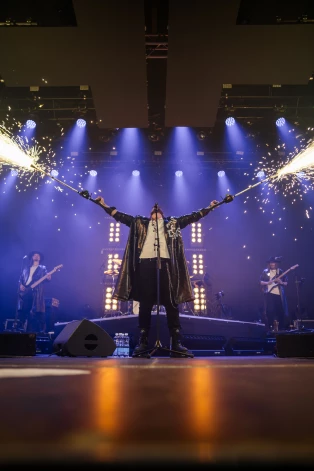 Miks, kruķi un pirotehnika.