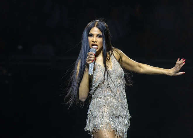 Тони Брэкстон вышла на сцену в мини и удивила отличной формой в 58 лет, несмотря на хроническую болезнь