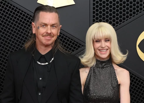 Kellija Osborna un Sids Vilsons “Grammy” balvu vakarā 2026. gada 1. februārī.