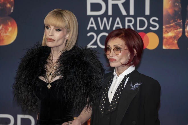 Kellija Osborna ar mammu Šāronu Osbornu “Brit Awards” ceremonijas vakarā 2026. gada martā.