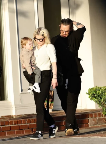 Kellija ar partneri Sidu Vilsonu un abu kopīgo dēlu Sidniju 2025. gadā.