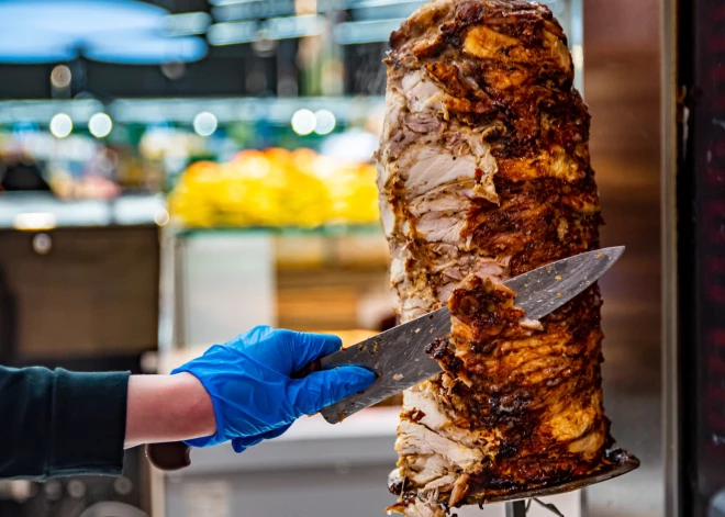 "Невозможно помыть руки после туалета": в латвийских кебабных игнорируют элементарную гигиену