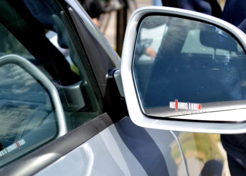 Valsts policijā Jauns.lv darīja zināmu, ka, piemēram, 2025. gadā uzsākto kriminālprocesu skaits par automašīnu zādzību gadījumiem bijis – 205. Tas ir par 15 gadījumiem jeb 6,8% mazāk nekā gadu pirms tam.