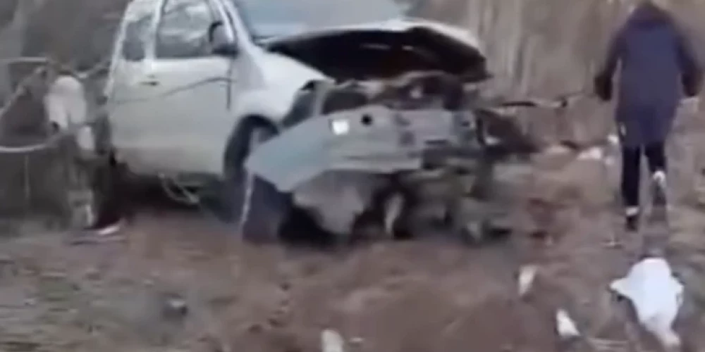 Kadrs no "Sadursme" video.