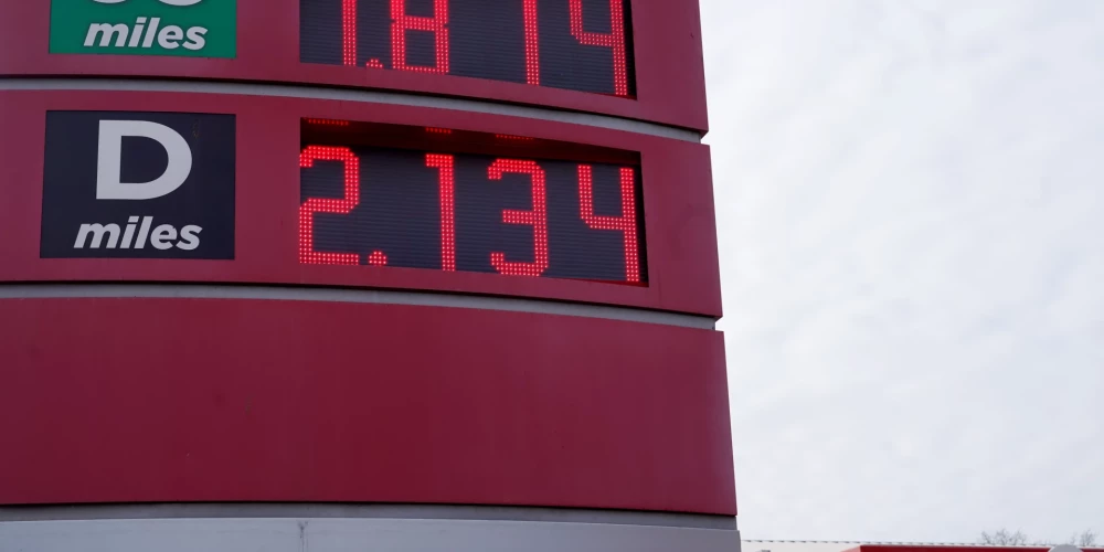 Degvielas vidējā cena Latvijas lielākajās degvielas uzpildes stacijās turpina pieaugt.