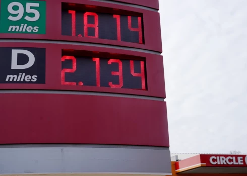 Degvielas vidējā cena Latvijas lielākajās degvielas uzpildes stacijās turpina pieaugt.