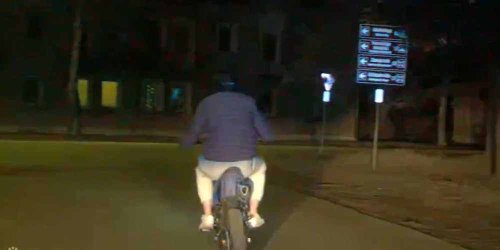 Valsts policijas amatpersonas aptur 15 gadus vecu motocikla vadītāju.