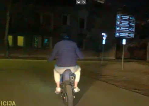 Valsts policijas amatpersonas aptur 15 gadus vecu motocikla vadītāju.