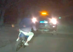 Погоня в Лиепае попала на видео: 15-летний мотоциклист пытался скрыться от полиции