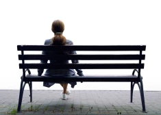 Saeimas komisija atbalsta aizliegumu pieaugušajiem varas pozīcijā veidot intīmas attiecības ar jauniešiem līdz 18 gadiem