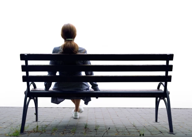 Saeimas komisija atbalsta aizliegumu pieaugušajiem varas pozīcijā veidot intīmas attiecības ar jauniešiem līdz 18 gadiem