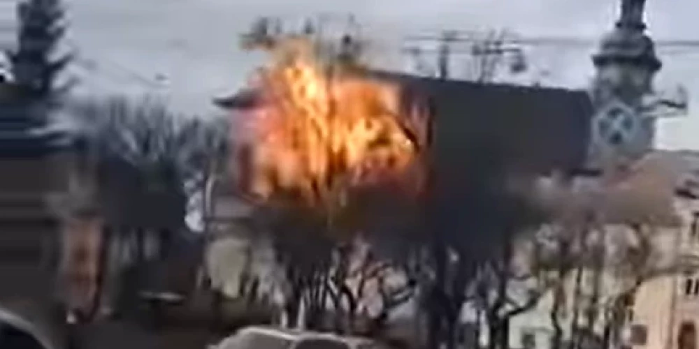 Krievu drons ietriecas Ļvivas ēkā (ekrānuzņēmums no video)