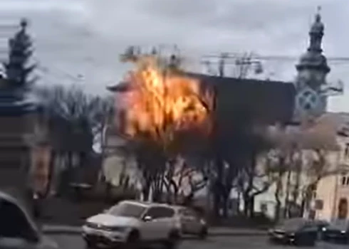 Krievu drons ietriecas Ļvivas ēkā (ekrānuzņēmums no video)