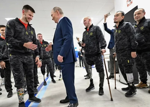 Varbūt kāds no šiem diktatoram Vladimiram Putinam "pateicīgajiem speciālās militārās operācijas invalīdiem" Krieviju pārstāvēs paralimpiskajās spēlēs Losandželosā (ekrānuzņēmums no "X")