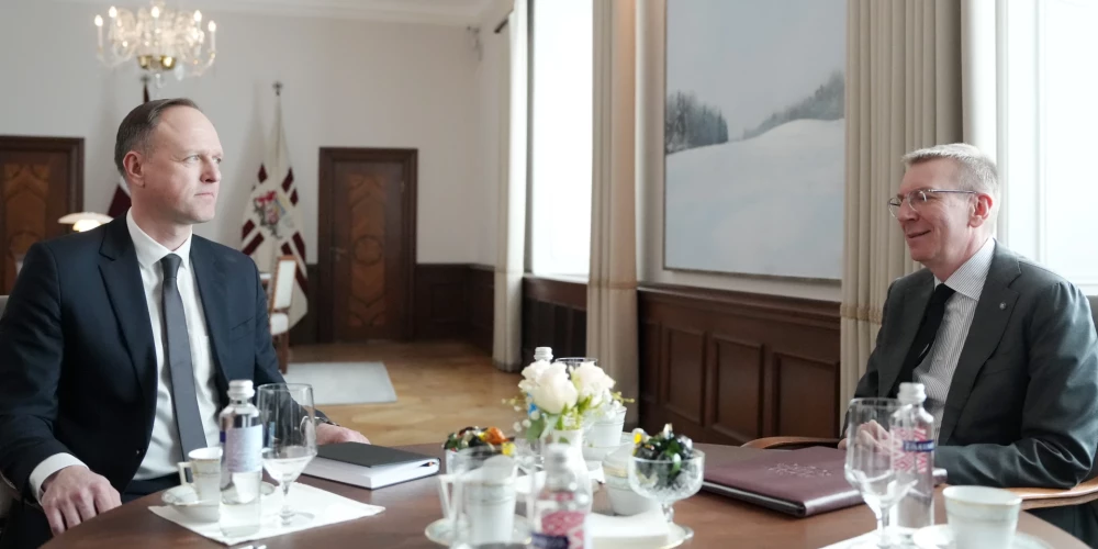 Valsts prezidents Edgars Rinkēvičs (no labās) un Eiropas prokurors Gatis Doniks tikšanās laikā Rīgas pilī.