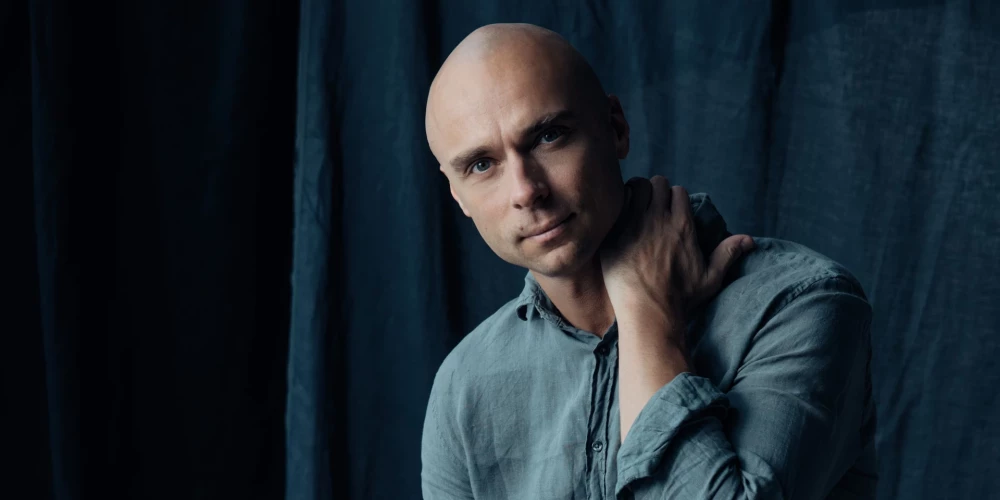 “Patlaban es dzīvoju viens pats,” saka dziedātājs, piebilstot: “Cilvēku attiecības ir kaut kas tik unikāls. Savstarpējā saiknē ar katru cilvēku tu kļūsti citāds, bet tajā pašā laikā esi un paliec tu."