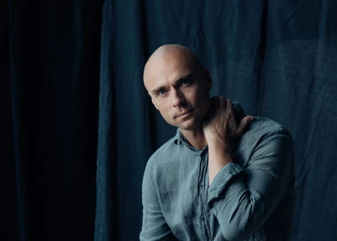 “Patlaban es dzīvoju viens pats,” saka dziedātājs, piebilstot: “Cilvēku attiecības ir kaut kas tik unikāls. Savstarpējā saiknē ar katru cilvēku tu kļūsti citāds, bet tajā pašā laikā esi un paliec tu."