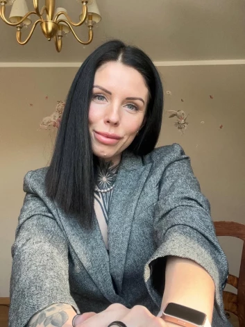 Kerkira skaidro, ka krustvecāku loma nav juridiska saistība un galvenā atbildība par bērnu vienmēr ir vecākiem:. “Tas ir viņu bērns un viņu atbildība – kā viņi šo situāciju pasniedz bērnam.”