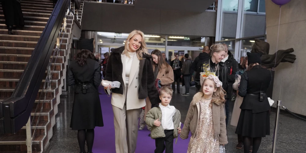  TV personība Lelde Ceriņa ieradās Dailes teātrī kopā ar meitu Adeli un dēliņu Franci un uzreiz aicināja bērnus pasmaidīt fotogrāfam.