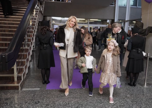  TV personība Lelde Ceriņa ieradās Dailes teātrī kopā ar meitu Adeli un dēliņu Franci un uzreiz aicināja bērnus pasmaidīt fotogrāfam.