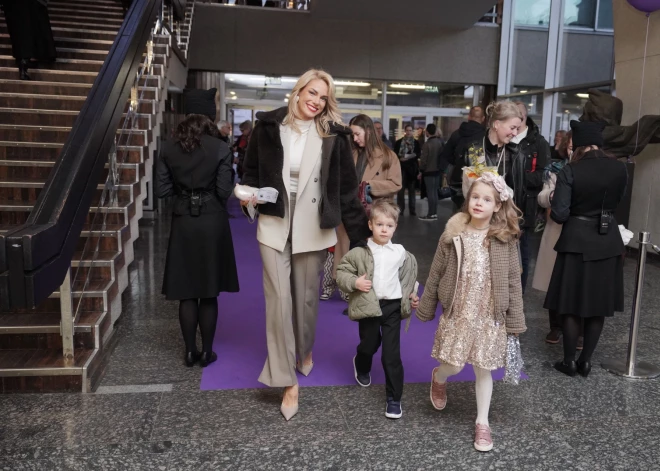 Visi bariņā! Aivis un Lelde Ceriņi šķīrušies, bet ar bērniem kultūru bauda kopā