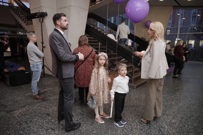 TV raidījumu vadītājs Aivis Ceriņš, apspriežoties ar bijušo sievu Leldi.