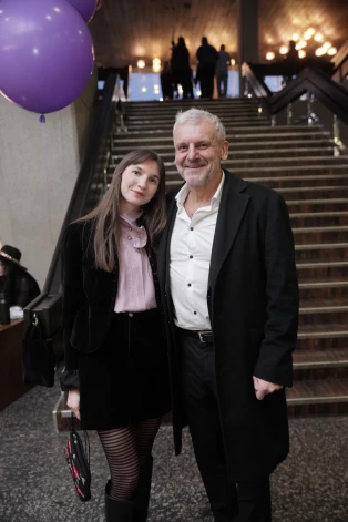 Uzņēmējs Ikars Keišs pasākumā ieradās atbalstīt meitu Patrīciju Mariju Keišu, kura darbojas kā viena no izrādes "Runcis zābakos" dramaturģēm.