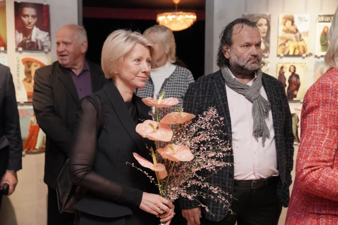 Ieva Plaude un Juris Putnis kopā ieradušies uz Asnates Smelteres izstādes atklāšanu. Abi precizē, ka nav pāris, bet vienkārši labi draugi.