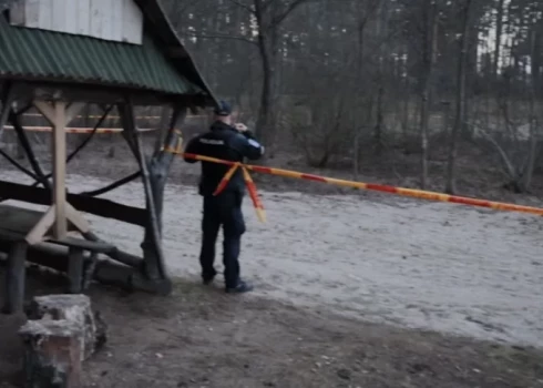 Drona avarēšanas vietu visu nakti apsargāja likumsargi un Lietuvas armija. (ekrānuzņēmums)