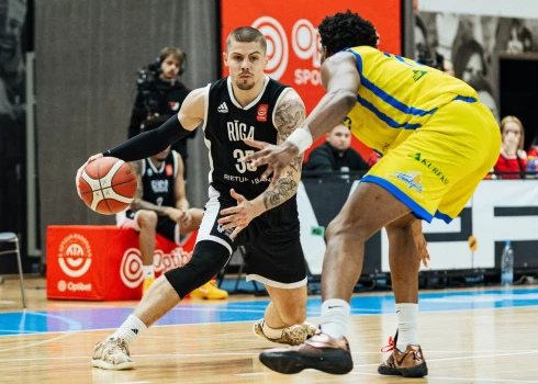 Pirmajā spēlē rīdzinieki uzvarēja ar 77:54, bet otrajā mačā ventspilnieki revanšējās ar 72:69, bet izšķirošajā spēlē rīdzinieki bija pārāki bez variantiem — 90:71 (foto: VEF Rīga / facebook)