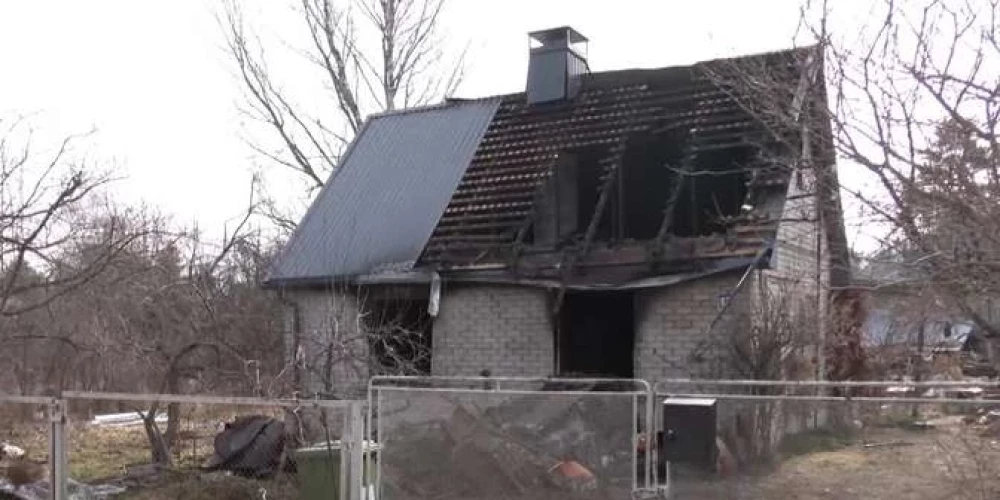 В Юрмале огонь успел охватить весь дом до приезда пожарных.