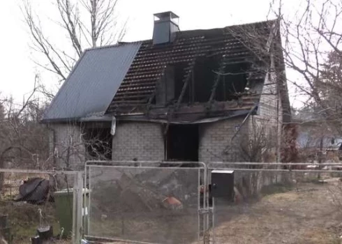 В Юрмале огонь успел охватить весь дом до приезда пожарных.