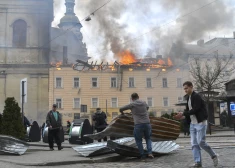 Krievija ar droniem mežonīgi uzbrukusi Ukrainas pilsētām, sevišķi cenšoties postīt valsts rietumus un nežēlojot arī aizsargājamo UNESCO objektu