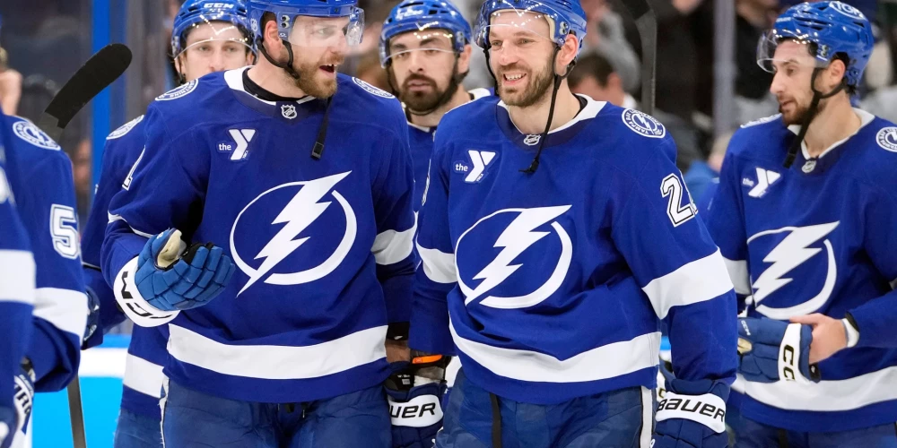 Girgensons ar "Lightning" uzvar "Wild".