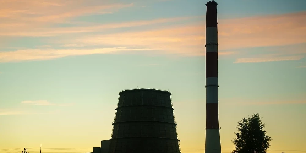 Igaunijā no Krievijas ielidojis drons ietriecies elektrostacijas skurstenī.