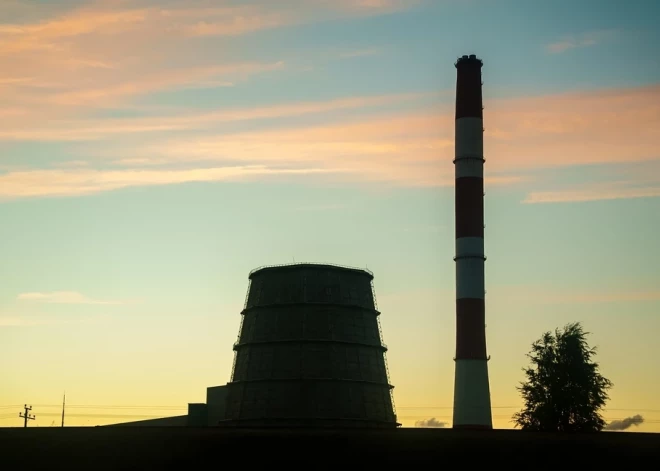 Igaunijā no Krievijas ielidojis drons ietriecies elektrostacijas skurstenī; valdība izsludina ārkārtas sēdi