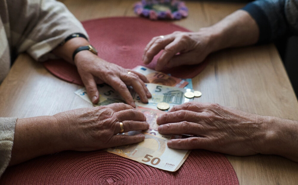 VSAA no 1. aprīļa sāks automātiski pārrēķināt daļu pensiju. Kam šo datumu labāk būtu mainīt?